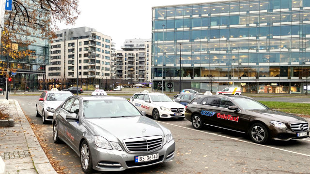 Taxier i bymiljø, holdeplass, Foto