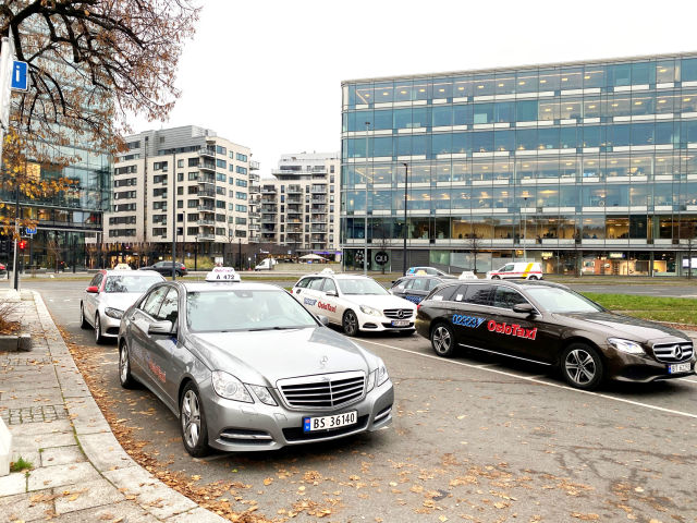 Taxier i bymiljø, holdeplass, Foto